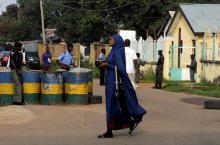 A woman walks past a court as policemen secure the area in the northern city of Kaduna, Nigeria, October 4, 2018. PHOTO BY REUTERS/Afolabi Sotunde