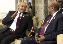 South Africa's President Jacob Zuma (L) talks with Sudan's President Omar al-Bashir during his official visit in Khartoum, January 31, 2015. PHOTO BY REUTERS/Mohamed Nureldin Abdallah