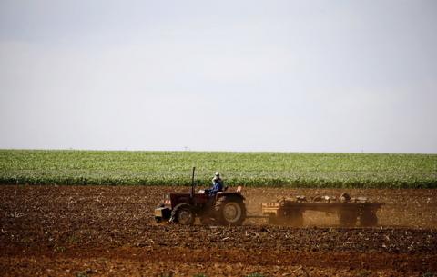 Farmers work on a land outside Lichtenburg, a maize-growing area in the North West province, South Africa, November 26, 2015. PHOTO BY REUTERS/Siphiwe Sibeko