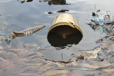 Crude oil flows at the banks of a river, after a Shell pipeline leaked, in the Oloma community in Nigeria's delta region November 27, 2014. REUTERS/Tife Owolabi