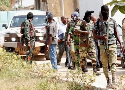 Mutinous soldiers arrive to speak with Ivory Coast's Minister of Defense Alain-Richard Donwahi in Bouake, Ivory Coast, January 7, 2017. PHOTO BY REUTERS/Thierry Gouegnon
