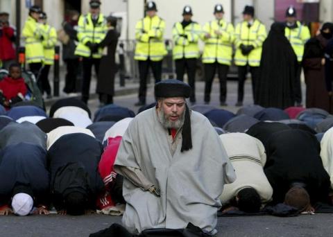 Muslim cleric, Abu Hamza al-Masri, is seen leading prayers outside the North London Central Mosque, in Finsbury Park, north London, January 24, 2003. PHOTO BY REUTERS/Toby Melville