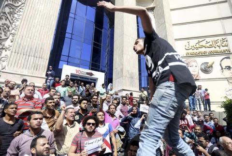 Egyptian activists shout slogans against President Abdel Fattah al-Sisi and his government, during a demonstration protesting the government's decision to transfer two Red Sea islands to Saudi Arabia, in front of the Press Syndicate Cairo, Egypt, April 15, 2016. PHOTO BY REUTERS/Mohamed Abd El Ghany