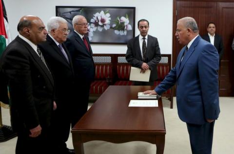 Adnan Abu Laila, a member of the Palestinian constitutional court, is sworn in by President Mahmoud Abbas (2nd L) in the West Bank city of Ramallah, April 11, 2016. PHOTO BY REUTERS/Palestinian President Office (PPO)