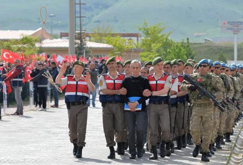 Demonstrators throw a symbolic hangnig rope as Akin Ozturk, a former Turkish Air Force commander who is accused of plotting and orchestrating last year's failed coup, arrives at the court in Ankara, Turkey, May 22, 2017. PHOTO BY REUTERS/Stringer