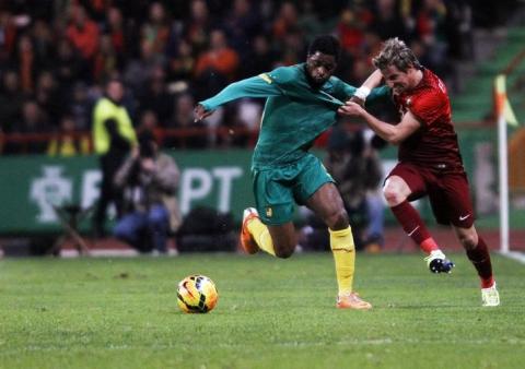 Portugal's Fabio Coentrao (R) fights for the ball with the Cameroon's Alex Song during their international friendly soccer match at Leiria stadium, March 5, 2014. PHOTO BY REUTERS/Hugo Correia