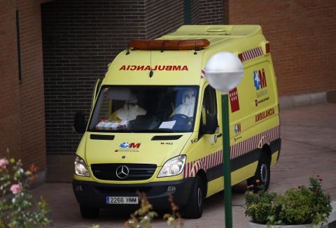 An ambulance crew is parked outside the entrance of the apartment building of the nurse who contracted Ebola, in Alcorcon, outside Madrid