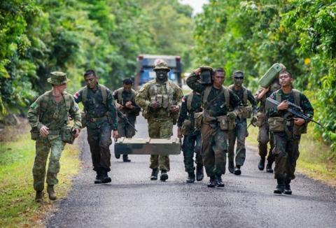 Australian Army soldiers Major General Stuart Smith (L) and Sergeant Francis Jakis (C) run with Indonesian Army soldiers during the Junior Officer Combat Instructor Training course conducted by the Australian Army's Combat Training Centre in Tully, Australia, October 10, 2014. PHOTO BY REUTERS/Australian Defence Force