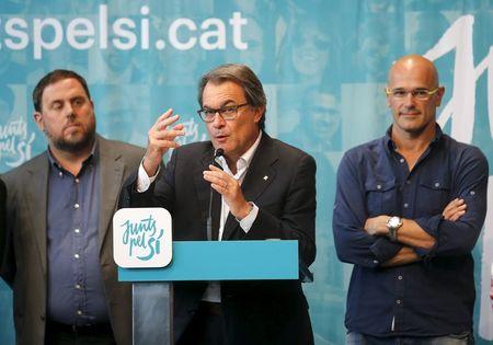 Catalan President Artur Mas (C) answers a question next to Oriol Junqueras (L), leader of Esquerra Republicana de Catalunya (ERC), and Raul Romeva, a former university professor and member of the European Parliament, during a news conference in Barcelona, Spain, September 28, 2015. PHOTO BY REUTERS/Andrea Comas