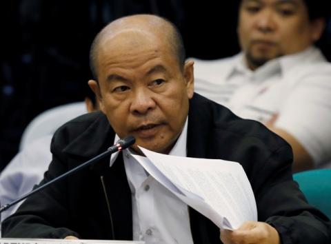 Retired policeman Arturo Lascanas holds a document as he testifies at the Philippine Senate inquiry on alleged extra judicial killings, in Manila, March 6, 2017. PHOTO BY REUTERS/Erik De Castro