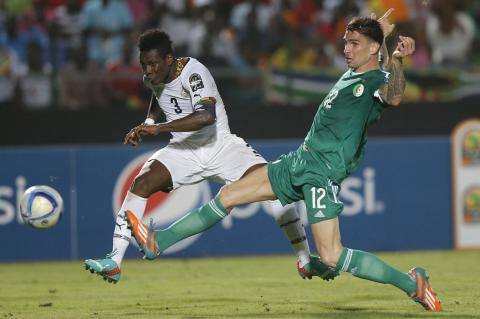 Ghana's Asamoah Gyan kicks the ball past Algeria's Carl Medjani to score the winning goal during their 2015 African Cup of Nations Group C soccer match in Mongomo, January 23, 2015. PHOTO BY REUTERS/Mike Hutchings