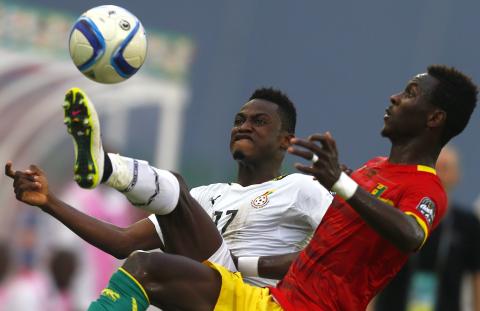 Baba Rahman (L) of Ghana fights for the ball with Guinea's Mohamed Lamine Yattara during their quarter-final soccer match of the 2015 African Cup of Nations in Malabo, February 1, 2015. PHOTO BY REUTERS/Amr Abdallah Dalsh 