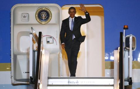 U.S. President Barack Obama walks down the steps of Air Force One as he arrives at Stansted Airport near London, Britain, April 21, 2016. PHOTO BY REUTERS/Peter Nicholls