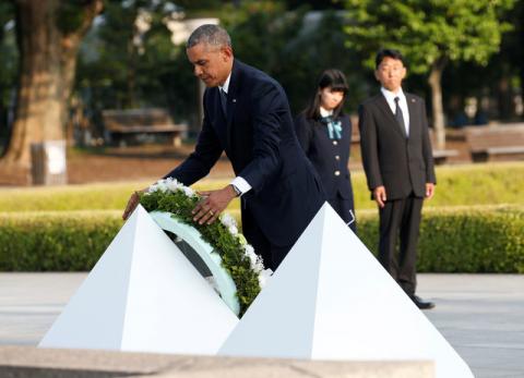 U.S. President Barack Obama lays a wreath at a cenotaph at Hiroshima Peace Memorial Park in Hiroshima, Japan, May 27, 2016. PHOTO BY REUTERS/Toru Hanai