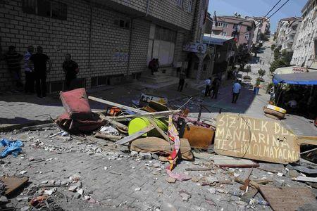 Barricades, set up by protesters, are seen in Gazi neighborhood in Istanbul, Turkey, July 27, 2015. PHOTO BY REUTERS/Umit Bektas