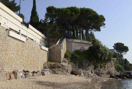 A general view of the public beach called "La Mirandole" which is seen below the villa owned by the king of Saudi Arabia in Vallauris - Golf Juan, France, July 18, 2015. PHOTO BY REUTERS/Jean-Pierre Amet