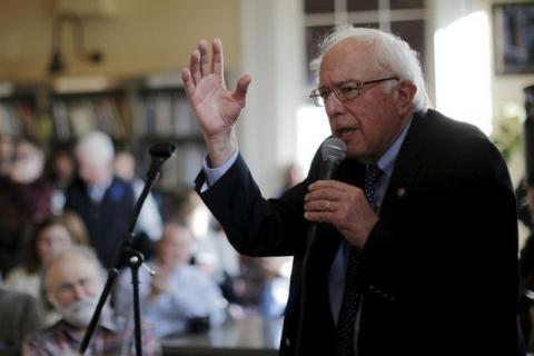U.S. Democratic presidential candidate and U.S. Senator Bernie Sanders speaks to supporters during an off the schedule campaign stop at Portsmouth Book and Bar in Portsmouth, New Hampshire, December 15, 2015. PHOTO BY REUTERS/Brian Snyder