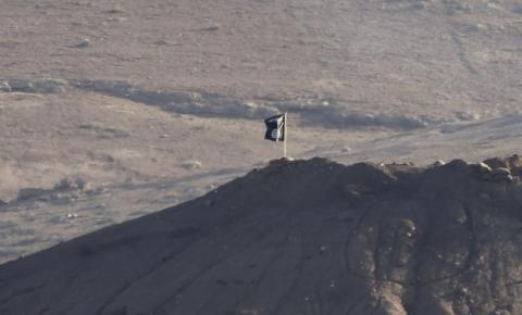 A black flag belonging to the Islamic State is seen near the Syrian town of Kobani, as pictured from the Turkish-Syrian border near the southeastern town of Suruc in Sanliurfa province, October 6, 2014. PHOTO BY REUTERS/Umit Bektas