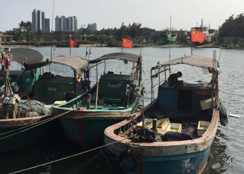 Fishing boats with Chinese national flags are at a harbour in Tanmen, Hainan province, April 5, 2016. PHOTO BY REUTERS/Megha Rajagopalan