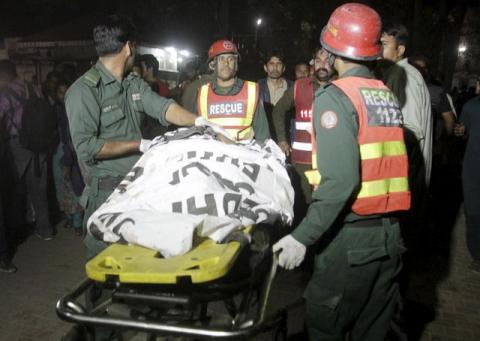 Rescue workers move a body from the site of a blast outside a public park in Lahore, Pakistan, March 27, 2016. PHOTO BY REUTERS/Mohsin Raza