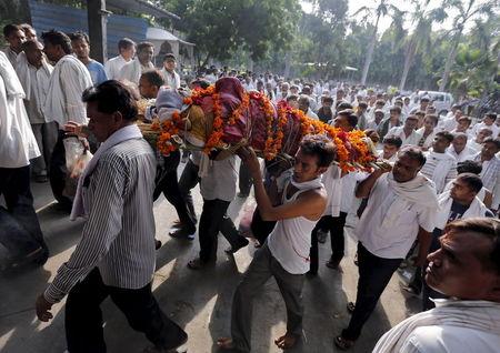 People carry the body of Bhanu Doberaiya, who died in a cooking gas cylinder blast in central Madhya Pradesh state on Saturday in Ahmedabad, India, September 13, 2015. PHOTO BY REUTERS/Amit Dave