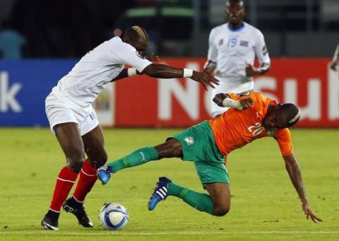 Democratic Republic of Congo's Yannick Bolasie (L) challenges Ivory Coast's Serey Die during their semi-final soccer match of the 2015 African Cup of Nations in Bata, February 4, 2015. PHOTO BY REUTERS/Mike Hutchings