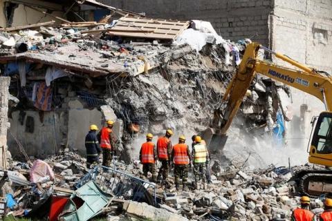 Emergency personnel work at the scene after a building collapsed in a residential area of Nairobi, Kenya, June 13, 2017. PHOTO BY REUTERS/Baz Ratner