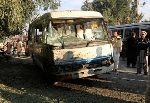 People look at a damaged bus after a suicide attack in Jalalabad city, Afghanistan, November 23, 2017. PHOTO BY REUTERS/Parwiz