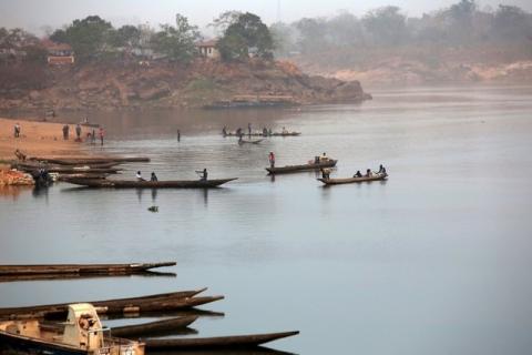 Wooden canoes cross the Ubangi River from the Democratic Republic of Congo to the capital Bangui, Central African Republic, February 15, 2016. PHOTO BY REUTERS/Siegfried Modola