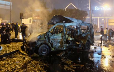 A damaged vehicle is seen after a blast in Istanbul, Turkey, December 10, 2016. PHOTO BY REUTERS/Murad Sezer