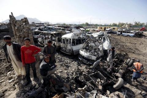 Residents stand at the site of a suicide car bomb attack on a government security building in Kabul, Afghanistan, April 20, 2016. PHOTO BY REUTERS/Mohammad Ismail