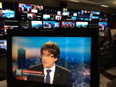 Ousted Catalan President Carles Puigdemont appears on a monitor during a live TV interview on a screen in a bar in Brussels, Belgium, November 3, 2017. PHOTO BY REUTERS/Eric Vidal