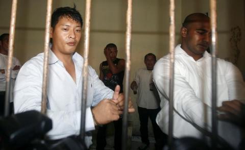 Australian Andrew Chan (L) and Myuran Sukumaran wait in a temporary cell for their appeal hearing in Denpasar District Court in Indonesia's resort island of Bali, September 21, 2010. PHOTO BY REUTERS/Murdani Usman