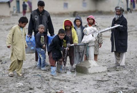Children drink water from a public water pump on the outskirts of Kabul, Afghanistan, March 4, 2016. PHOTO BY REUTERS/Omar Sobhani