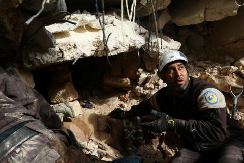 Civil Defence members look for survivors under rubble of damaged buildings after air strikes on the northern neighbourhood of Idlib city, Syria, December 5, 2016. PHOTO BY REUTERS/Ammar Abdullah