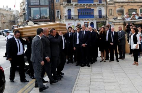 Mourners carry the coffin of Daphne Caruana Galizia, who was murdered in a car bomb attack, in front of her relatives, at the Rotunda Parish Church in Mosta, Malta, November 3, 2017. PHOTO BY REUTERS/Alessandro Bianchi