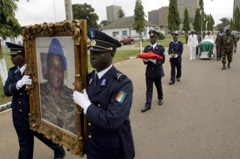 Ivory Coast soldiers carry the portrait and coffin of Robert Guei, former president and army general, during a funeral procession held at the Ivorian Army Chief of Staff headquarters in Abidjan, August 18, 2006. PHOTO BY REUTERS/Thierry Gouegnon