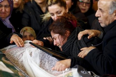 Asiye (L), mother of Destina Peri Parlak, one of the victims of Sunday's suicide bomb attack, mourns over her daughter's coffin during a funeral ceremony in Ankara, Turkey, March 15, 2016. PHOTO BY REUTERS/Umit Bektas