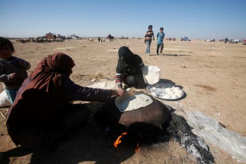 Displaced people from the outskirts of Mosul make bread in the town of Bashiqa, after it was recaptured from the Islamic State, east of Mosul, Iraq, November 18, 2016. PHOTO BY REUTERS/Khalid al Mousily
