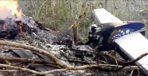 Wreckage in flames after a plane crashed in the mountainous area of Punta Islita, in the province of Guanacaste, in Costa Rica in this still image taken from social media video, December 31, 2017. PHOTO BY REUTERS/Ministerio de Seguridad Publica de Costa Rica