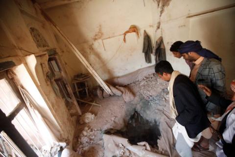 People inspect a damaged house destroyed by a Saudi-led air strike in old Sanaa city, Yemen, September 24, 2016. PHOTO BY REUTERS/Mohamed al-Sayaghi