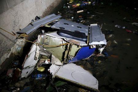 Debris of an helicopter is washed ashore Lagos Lagoon after it crashed into the lagoon in Oworonsoki district in Lagos, August 12, 2015. PHOTO BY REUTERS/Akintunde Akinleye