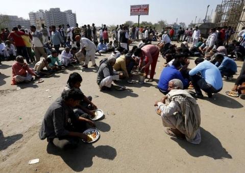 Demonstrators from the Jat community eat as they block the Delhi-Haryana national highway during a protest in New Delhi, India, February 21, 2016. PHOTO BY REUTERS/Adnan Abidi