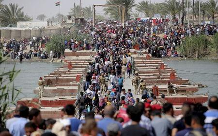 Displaced Sunni people, who fled the violence in the city of Ramadi, arrive at the outskirts of Baghdad, April 17, 2015. PHOTO BY REUTERS/Stringer