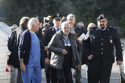 Italian Doctor Fabrizio (C) leaves the Spallanzani hospital in Rome January 2, 2015. Fabrizio, Italy's only Ebola patient is fully recovered and was released from hospital on Friday more than a month after being flown to Rome from Sierra Leone where he worked as a doctor treating others stricken by the disease. PHOTO BY REUTERS/Remo Casilli