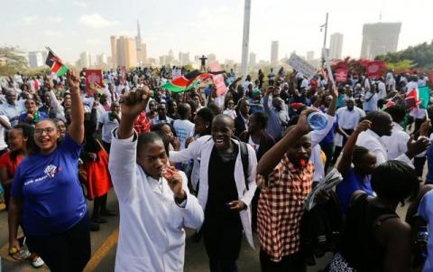 Kenyan doctors chant slogans to demand fulfilment of a 2013 agreement between their union and the government that would raise their pay and improve working conditions outside the employment and labour relations courts in Nairobi, Kenya, January 26, 2017. PHOTO BY REUTERS/Thomas Mukoya
