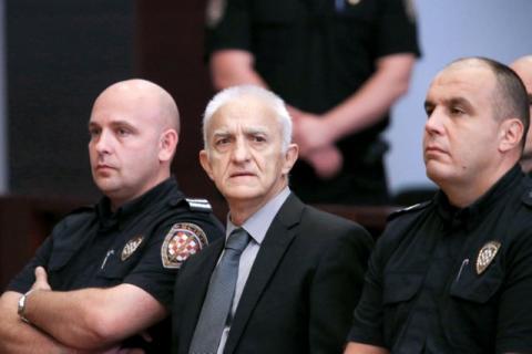 Former Serb paramilitary commander Dragan Vasiljkovic (C), known as Captain Dragan and accused of torturing and killing soldiers and civilians during the 1991-95 independence war, goes on trial in court in Split, Croatia, September 20, 2016. PHOTO BY REUTERS/Ivo Cagalj