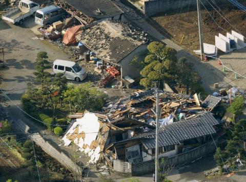 Collapsed houses caused by an earthquake are seen in Mashiki town, Kumamoto prefecture, southern Japan, April 15, 2016. PHOTO BY REUTERS/Kyodo