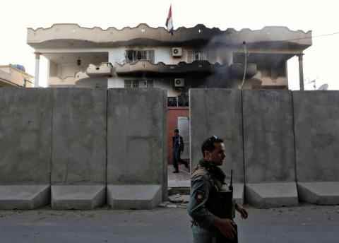 Afghan policemen stand guard outside the Iraqi embassy after an attack in Kabul, Afghanistan, July 31, 2017. PHOTO BY REUTERS/Mohammad Ismail