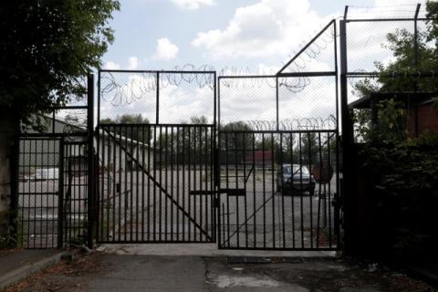 A U.S. embassy car is seen through the gate at the entrance to the U.S. embassy warehouse building in the south of Moscow, Russia, August 1, 2017. PHOTO BY REUTERS/Tatyana Makeyeva